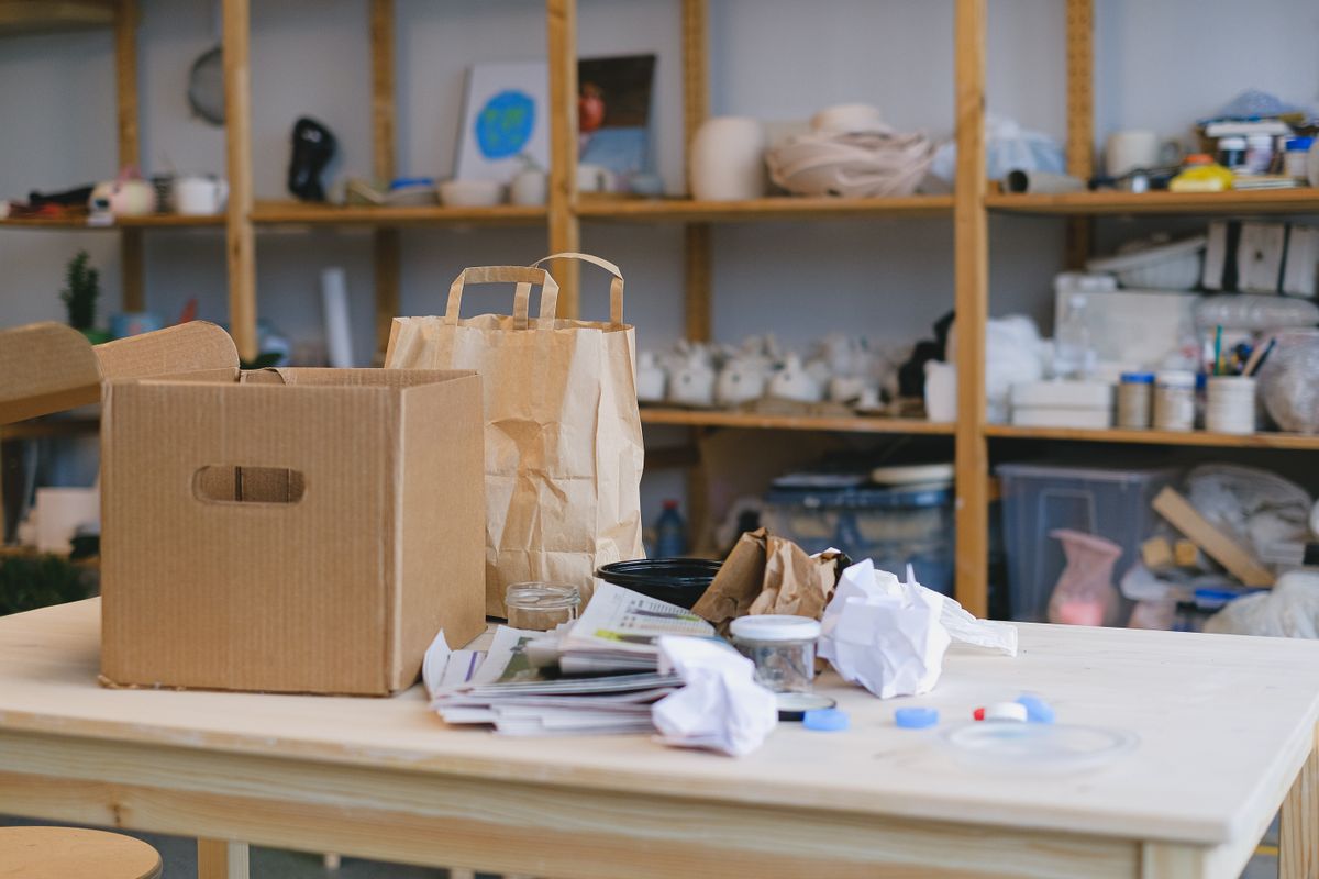 Caja y bolsas de papel sobre una mesa de trabajo