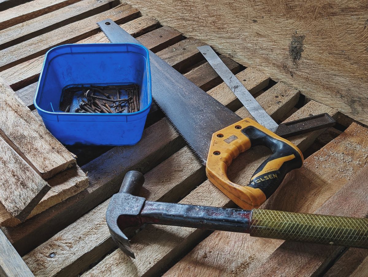 Herramientas manuales sobre una mesa de trabajo
