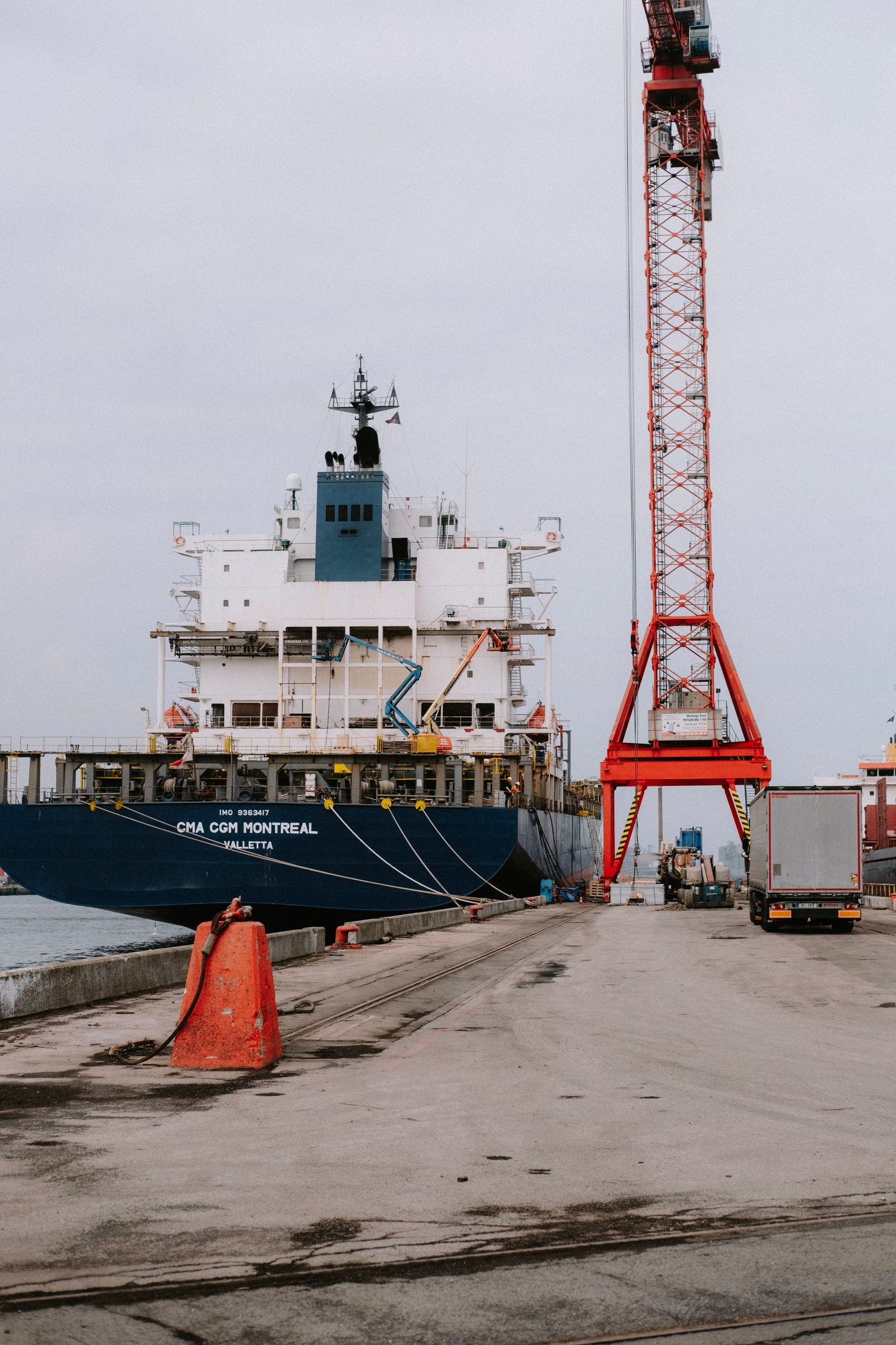 Buques portacontenedores y grúas en una terminal marítima