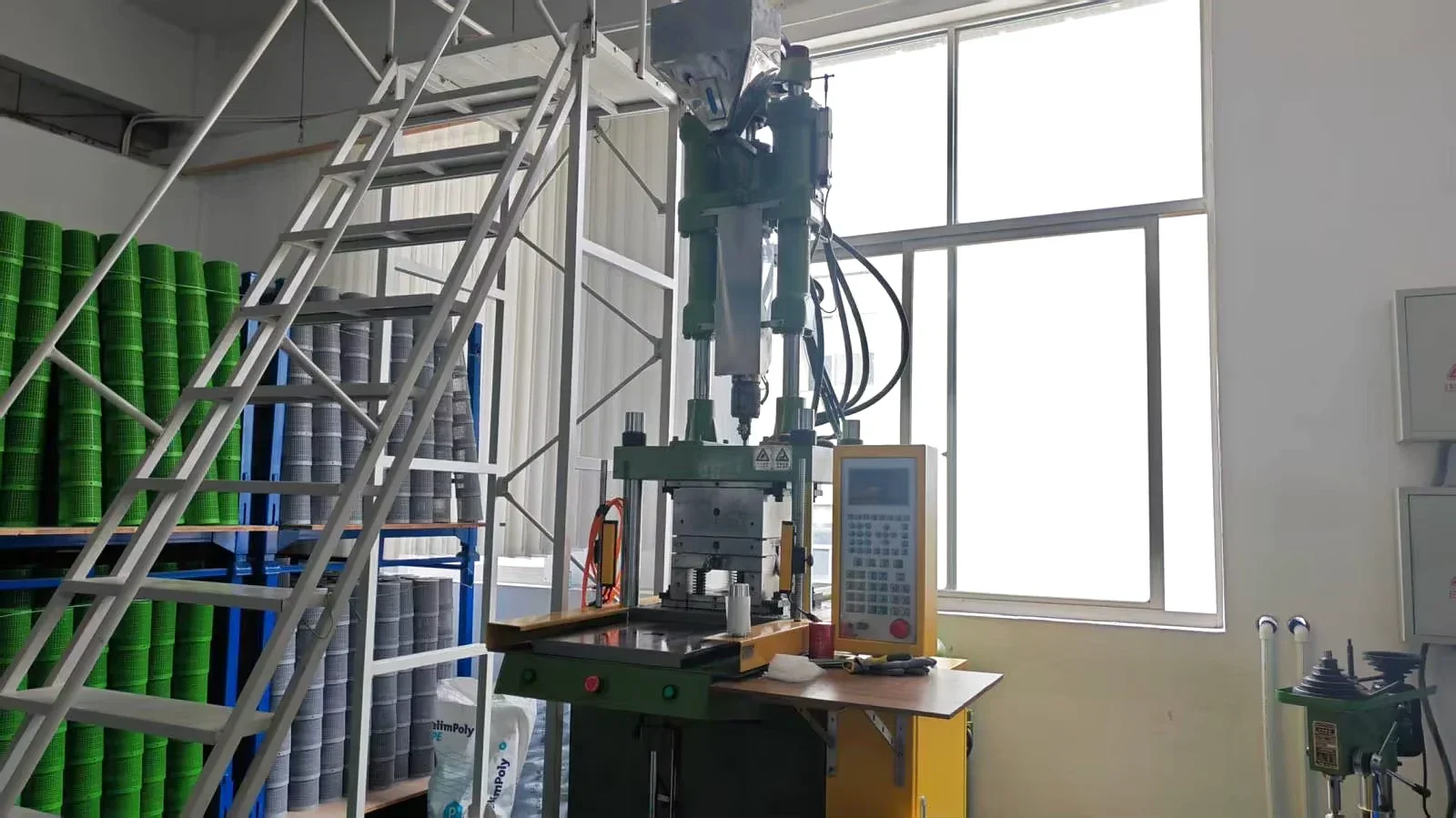 Equipo de fabricación y almacenamiento de componentes